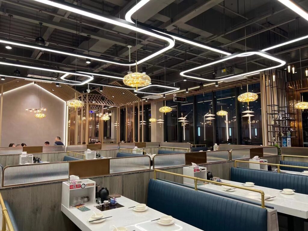 Gold partition screens in Tan Shijie dining hall